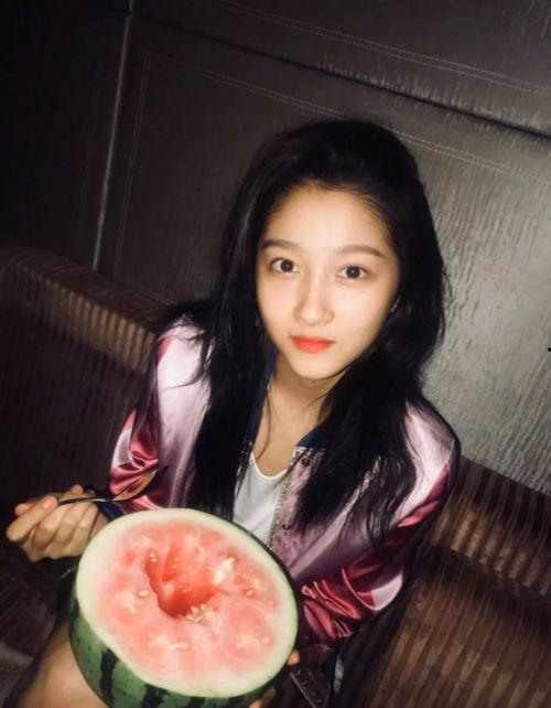 儿童吃瓜艺术照,瓜果乐园中的创意艺术瞬间