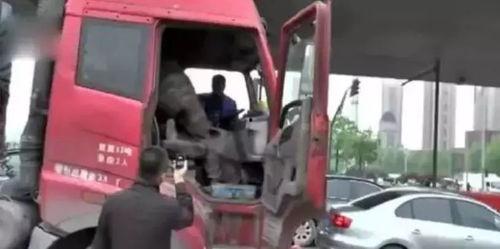 济南货车夜晚新闻头条,多车连环相撞，紧急救援正在进行